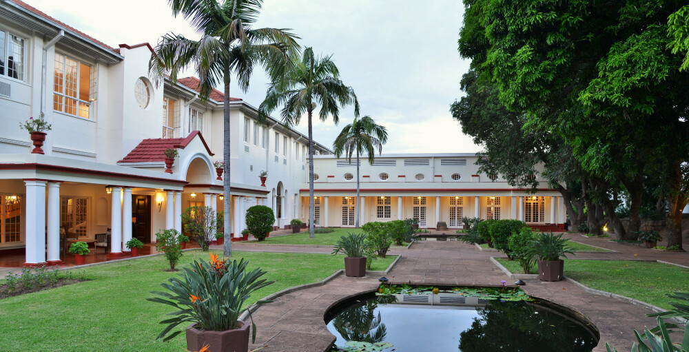 Victoria Falls Hotel courtyard 041