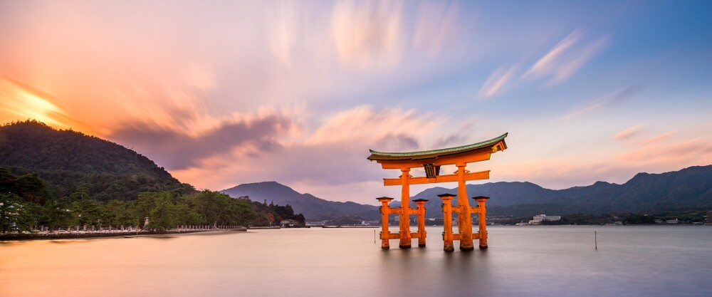 hc a as japan miyajima itsukushima shrine floating torii gate at twilight 347672954 s 12 5